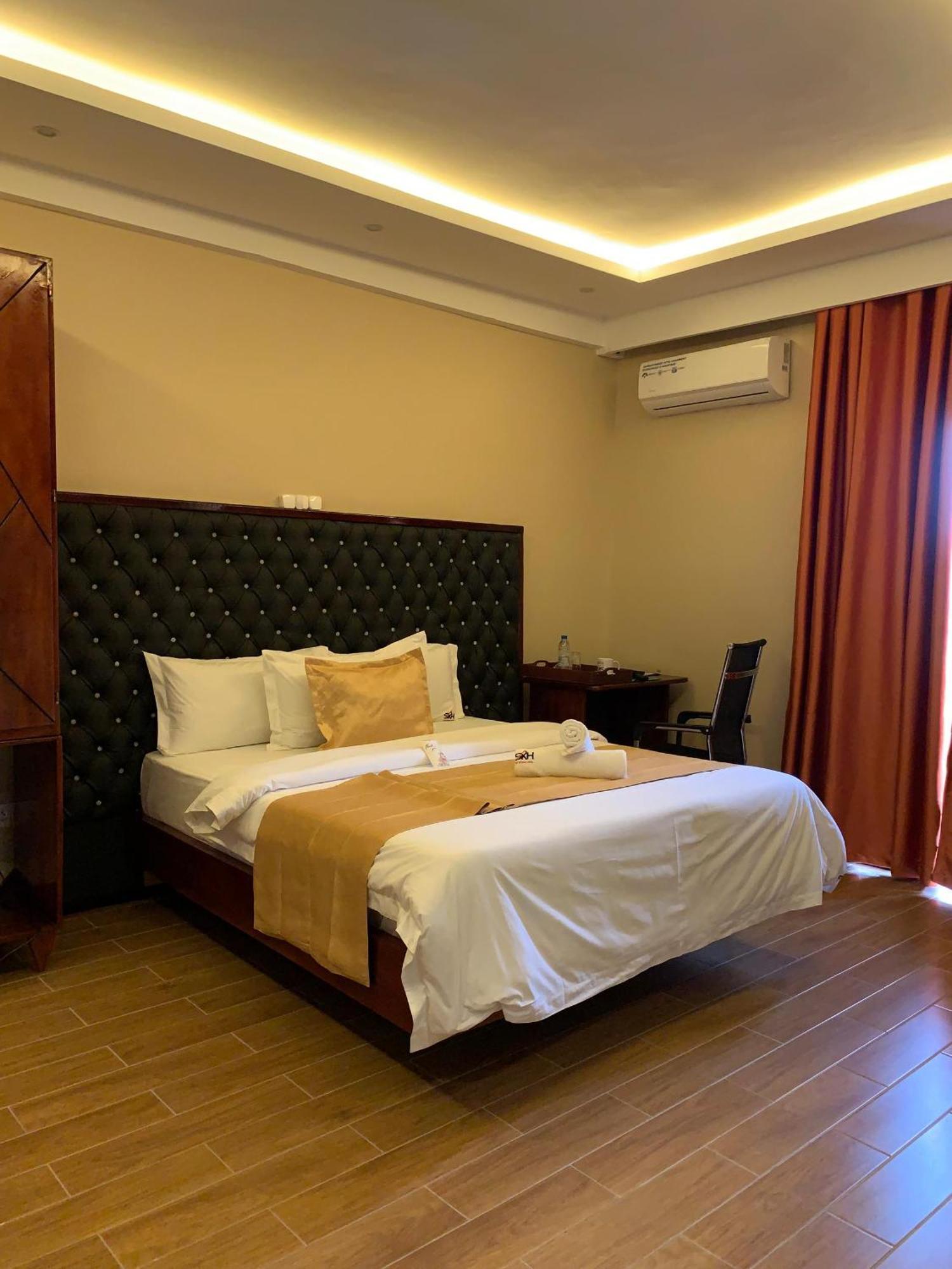 Sky Kenako Hotel Kribi Buitenkant foto