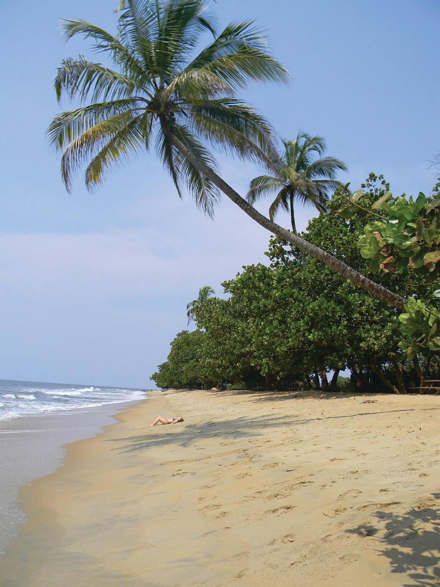 Sky Kenako Hotel Kribi Buitenkant foto